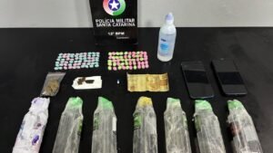 tráfico de drogas em Camboriú,homem preso em Camboriú,adolescente apreendido em Camboriú,tráfico de drogas em evento,Polícia Militar de Camboriú,12º Batalhão de Polícia Militar,prisão por tráfico de drogas,apreensão de drogas,corrupção de menor,drogas em evento em Camboriú,lança-perfume,ecstasy,maconha,dry,ocorrência policial em Camboriú,segurança pública em Camboriú,Delegacia de Polícia Civil