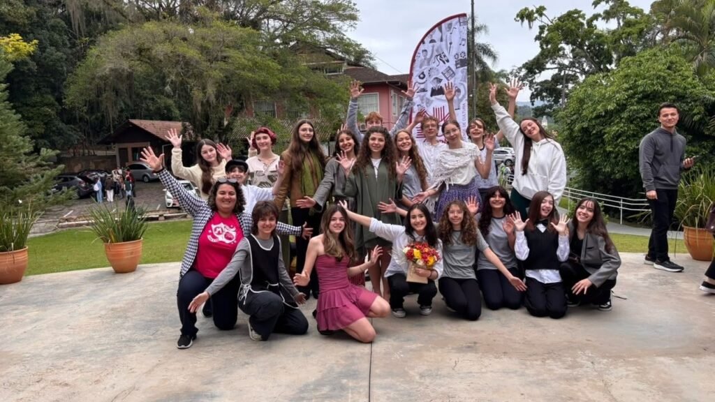 teatro estudantil Balneário Camboriú,Primo Atto Produções,GAFE Primo Atto,Grupo Destaque FEET,11º FEET Indaial,Festival Estudantil de Esquetes Teatrais,FEET 2026,festival de teatro Indaial,Fundação Indaialense de Cultura,teatro estudantil Santa Catarina,curso de teatro Balneário Camboriú,aulas de teatro em Balneário Camboriú,escola de teatro Balneário Camboriú,esquete "Sobre as Coisas que Guardamos",Galpão das Artes Indaial,formação artística para jovens,Festival de Teatro de Indaial,cultura em Balneário Camboriú,jovens atores catarinenses,teatro para jovens em Santa Catarina,PAPO-FEET