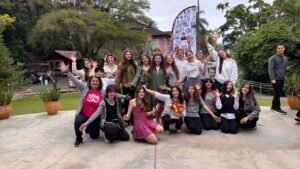 teatro estudantil Balneário Camboriú,Primo Atto Produções,GAFE Primo Atto,Grupo Destaque FEET,11º FEET Indaial,Festival Estudantil de Esquetes Teatrais,FEET 2026,festival de teatro Indaial,Fundação Indaialense de Cultura,teatro estudantil Santa Catarina,curso de teatro Balneário Camboriú,aulas de teatro em Balneário Camboriú,escola de teatro Balneário Camboriú,esquete "Sobre as Coisas que Guardamos",Galpão das Artes Indaial,formação artística para jovens,Festival de Teatro de Indaial,cultura em Balneário Camboriú,jovens atores catarinenses,teatro para jovens em Santa Catarina,PAPO-FEET