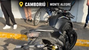 adolescente apreendido em Camboriú,motocicleta furtada em Camboriú,motocicleta recuperada,Polícia Militar em Camboriú,12º Batalhão de Polícia Militar,furto de motocicleta,recuperação de motocicleta furtada,acompanhamento policial,fuga em alta velocidade,adolescente de 15 anos,bairro Monte Alegre,segurança pública em Camboriú,ocorrência policial em Camboriú,apreensão policial,veículo furtado em Santa Catarina,perseguição policial,videomonitoramento