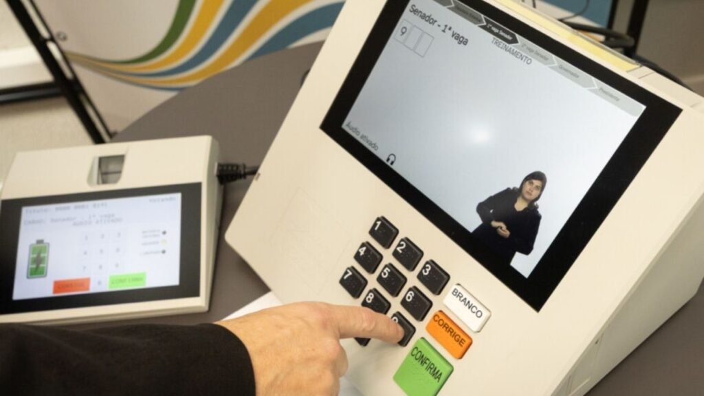 acessibilidade nas urnas eletrônicas,eleições 2026,urnas eletrônicas 2026,acessibilidade eleitoral,pessoas com deficiência nas eleições,voto de pessoas com deficiência,Santa Catarina eleições 2026,acessibilidade eleitoral em Santa Catarina,recursos de acessibilidade nas urnas,urna eletrônica com áudio,urna eletrônica com braile,urna eletrônica com Libras,voto acessível,inclusão nas eleições,tecnologia e cidadania,direito ao voto,autonomia no voto,deficiência visual eleições,baixa visão urna eletrônica