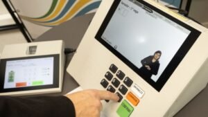 acessibilidade nas urnas eletrônicas,eleições 2026,urnas eletrônicas 2026,acessibilidade eleitoral,pessoas com deficiência nas eleições,voto de pessoas com deficiência,Santa Catarina eleições 2026,acessibilidade eleitoral em Santa Catarina,recursos de acessibilidade nas urnas,urna eletrônica com áudio,urna eletrônica com braile,urna eletrônica com Libras,voto acessível,inclusão nas eleições,tecnologia e cidadania,direito ao voto,autonomia no voto,deficiência visual eleições,baixa visão urna eletrônica