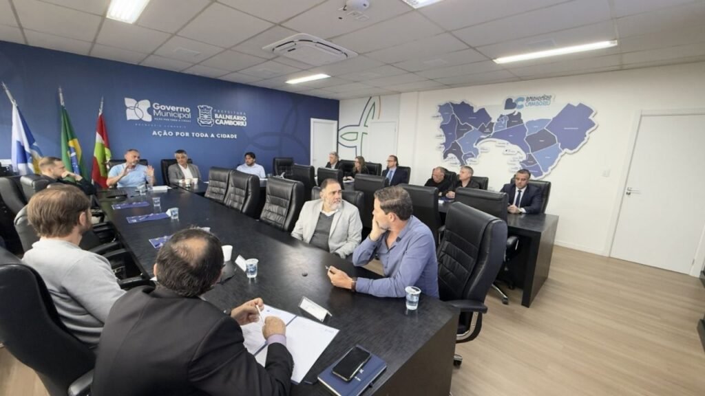 Simob Balneário Camboriú,Sistema Integrado de Monitoramento Inteligente,estacionamento rotativo Balneário Camboriú,área azul Balneário Camboriú,segurança pública Balneário Camboriú,mobilidade urbana,fiscalização eletrônica,videomonitoramento urbano,Câmara de Vereadores de Balneário Camboriú,entidades comerciais de Balneário Camboriú,Acibalc,CDL Balneário Camboriú,Sindilojas,Ampe,BC Trânsito,projeto de lei Simob,novo estacionamento rotativo,licitação estacionamento rotativo,tecnologia na segurança pública,monitoramento inteligente,comércio de Balneário Camboriú
