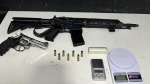 GMI Itajaí,Guarda Municipal de Itajaí,apreensão de armas em Itajaí,revólver com numeração suprimida,revólver calibre .357,simulacro de fuzil,arma de airsoft,arma longa em Itajaí,ocorrência no Espinheiros,prisão em Itajaí,segurança pública em Itajaí,apreensão de munições,balanças de precisão,materiais para acondicionamento de drogas,maconha em Itajaí,ocorrência policial em Itajaí,bairro Espinheiros,apreensão de armas em Santa Catarina,Itajaí,Santa Catarina