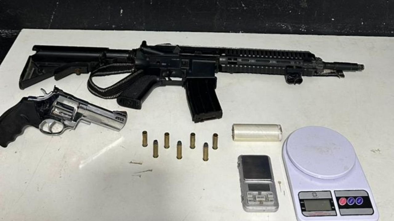 GMI Itajaí,Guarda Municipal de Itajaí,apreensão de armas em Itajaí,revólver com numeração suprimida,revólver calibre .357,simulacro de fuzil,arma de airsoft,arma longa em Itajaí,ocorrência no Espinheiros,prisão em Itajaí,segurança pública em Itajaí,apreensão de munições,balanças de precisão,materiais para acondicionamento de drogas,maconha em Itajaí,ocorrência policial em Itajaí,bairro Espinheiros,apreensão de armas em Santa Catarina,Itajaí,Santa Catarina