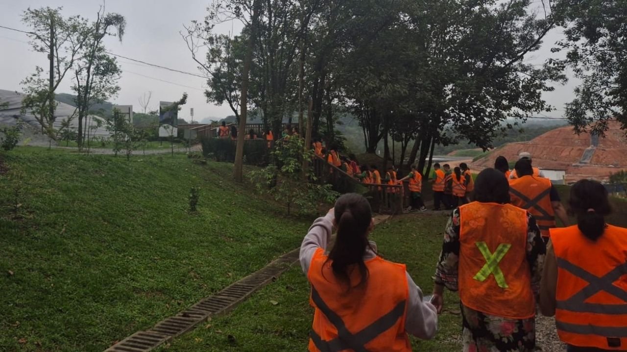 educação ambiental em Camboriú,alunos de Camboriú,Escola CAIC Jovem Ailor Lotério,visita educativa em Joinville,gestão de resíduos,gestão de resíduos em Camboriú,Parque de Educação Ambiental Bororós,reciclagem,preservação ambiental,destinação de resíduos,separação de resíduos,tratamento de resíduos,compostagem,sustentabilidade,educação ambiental nas escolas,Selo Social,FUCAM,meio ambiente em Camboriú,estudantes do ensino fundamental