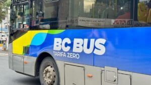 BC Bus,BC Bus Eleições 2026,transporte gratuito Balneário Camboriú,transporte público Balneário Camboriú,ônibus gratuito eleições,transporte para votação,transporte coletivo Eleições 2026,Eleições 2026 Balneário Camboriú,BC Trânsito,TRE-SC,linhas de ônibus Balneário Camboriú,horários BC Bus domingo,transporte gratuito no dia da eleição,ônibus Balneário Camboriú domingo,locais de votação Balneário Camboriú,transporte público nas eleições,agentes de trânsito Balneário Camboriú,segurança viária eleições