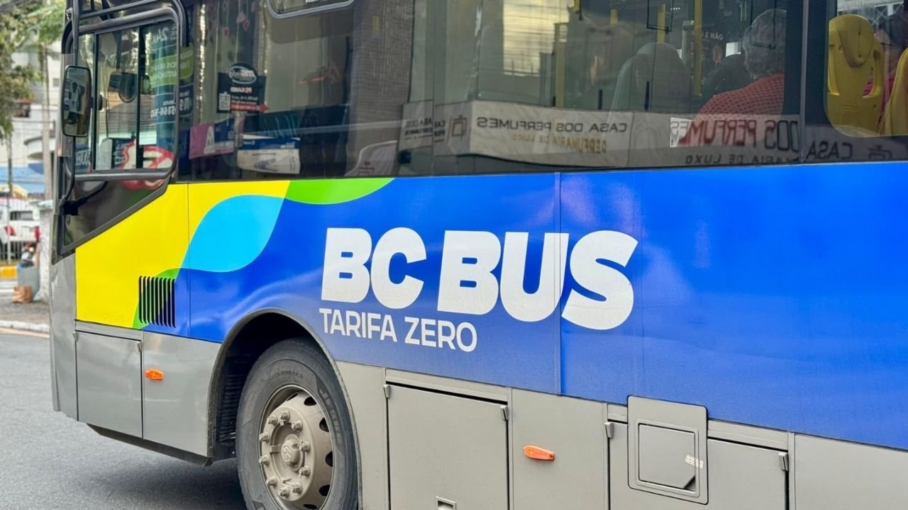 BC Bus,BC Bus Eleições 2026,transporte gratuito Balneário Camboriú,transporte público Balneário Camboriú,ônibus gratuito eleições,transporte para votação,transporte coletivo Eleições 2026,Eleições 2026 Balneário Camboriú,BC Trânsito,TRE-SC,linhas de ônibus Balneário Camboriú,horários BC Bus domingo,transporte gratuito no dia da eleição,ônibus Balneário Camboriú domingo,locais de votação Balneário Camboriú,transporte público nas eleições,agentes de trânsito Balneário Camboriú,segurança viária eleições