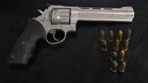 porte ilegal de arma de fogo,porte ilegal de arma em Camboriú,Polícia Militar Camboriú,prisão em Camboriú,arma de fogo em Camboriú,revólver calibre .357,apreensão de arma,apreensão de munições,ocorrência policial em Camboriú,segurança pública Camboriú,12º Batalhão de Polícia Militar,prisão por porte de arma,homens presos em Camboriú,venda ilegal de arma,Avenida Minas Gerais Camboriú,policiamento em Camboriú