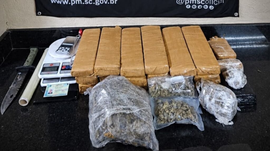 apreensão de drogas em Camboriú,Polícia Militar Camboriú,mais de 13 kg de drogas,apreensão de maconha em Camboriú,apreensão de skunk,drogas apreendidas em Camboriú,Monte Alegre Camboriú,ocorrência policial Camboriú,segurança pública Camboriú,maconha apreendida,skunk apreendido,balança de precisão,apreensão de entorpecentes,drogas no Litoral Norte,Polícia Militar Santa Catarina,apreensão de drogas em Santa Catarina