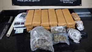 apreensão de drogas em Camboriú,Polícia Militar Camboriú,mais de 13 kg de drogas,apreensão de maconha em Camboriú,apreensão de skunk,drogas apreendidas em Camboriú,Monte Alegre Camboriú,ocorrência policial Camboriú,segurança pública Camboriú,maconha apreendida,skunk apreendido,balança de precisão,apreensão de entorpecentes,drogas no Litoral Norte,Polícia Militar Santa Catarina,apreensão de drogas em Santa Catarina