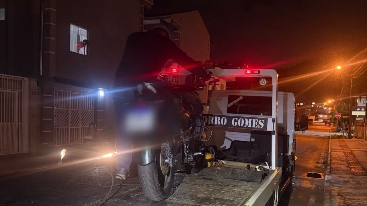 motocicleta furtada em Camboriú,Polícia Militar Camboriú,motocicleta recuperada em Camboriú,moto furtada recuperada,furto de motocicleta,Bajaj Dominar D400,Monte Alegre Camboriú,veículo furtado recuperado,recuperação de veículo,ocorrência policial Camboriú,segurança pública Camboriú,motocicleta com registro de furto,Polícia Militar Santa Catarina,Central de Plantão Policial,furto de moto no Litoral Norte