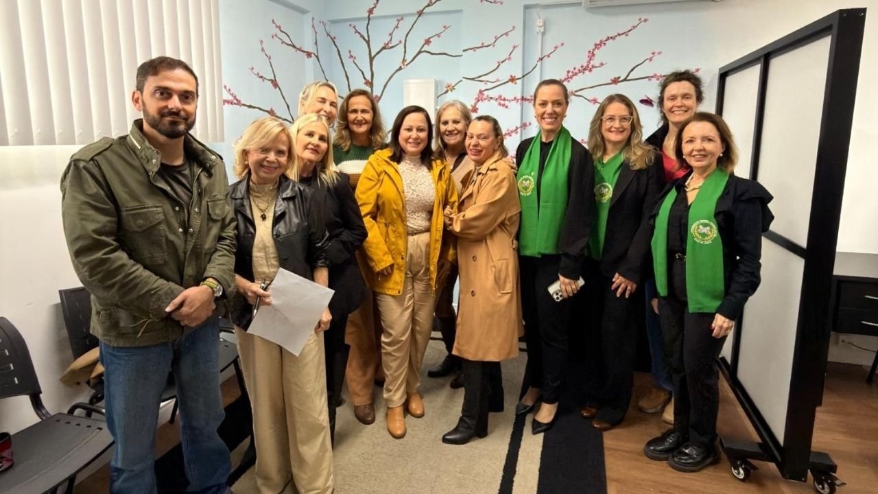 Procuradoria Especial da Mulher,Câmara de Balneário Camboriú,DPCAMI Balneário Camboriú,delegacia da mulher,sala de psicologia DPCAMI,SindiMulher,Câmara Empresarial da Mulher,Sindilojas Balneário Camboriú,Fundação Cultural de Balneário Camboriú,Agosto Lilás,combate à violência contra a mulher,campanha Ei amiga você precisa de ajuda,vereadora Jade Martins,vereadora Ciça Müller,atendimento a vítimas de violência,proteção à mulher Santa Catarina