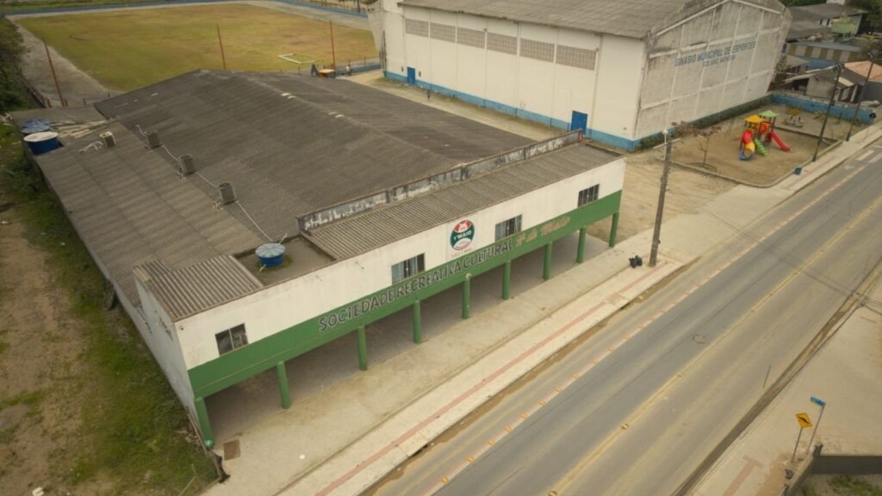 novo complexo educacional e esportivo em Navegantes,Complexo 1º de Maio,Prefeitura de Navegantes,Sociedade 1º de Maio,complexo educacional em Machados,complexo esportivo em Machados,escola municipal em Navegantes,nova escola em Machados,reforma do Ginásio Solano Mondini,Estádio Alicio Ricobom,revitalização esportiva em Navegantes,educação em Navegantes,esporte em Navegantes,infraestrutura em Navegantes,projeto educacional e esportivo em Navegantes,Complexo 1º de Maio em Machados,parceria Prefeitura de Navegantes e Sociedade 1º de Maio,projetos de infraestrutura em Santa Catarina,investimentos em educação em Santa Catarina,revitalização de praças esportivas