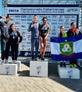 atletismo Balneário Camboriú,Campeonato Estadual Caixa de Atletismo,atletismo Sub-16 Santa Catarina,Fundação Municipal de Esportes,medalhas atletismo Chapecó,Kauani Natyeli Rodriguês de Oliveira,Enzo Santos da Silva salto com vara,João Moniz Mello treinador FME,Complexo Esportivo do Verdão,atletismo estadual setembro 2026,esporte de base Balneário Camboriú,categorias sub-16 atletismo,resultados atletismo catarinense,competição de atletismo SC,jovens atletas Balneário Camboriú