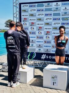atletismo Balneário Camboriú,Campeonato Estadual Caixa de Atletismo,atletismo Sub-16 Santa Catarina,Fundação Municipal de Esportes,medalhas atletismo Chapecó,Kauani Natyeli Rodriguês de Oliveira,Enzo Santos da Silva salto com vara,João Moniz Mello treinador FME,Complexo Esportivo do Verdão,atletismo estadual setembro 2026,esporte de base Balneário Camboriú,categorias sub-16 atletismo,resultados atletismo catarinense,competição de atletismo SC,jovens atletas Balneário Camboriú