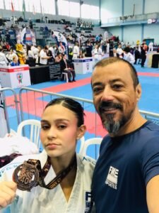 Amanda Schulze karatê,Fundação Municipal de Esportes Balneário Camboriú,Ranking Estadual de Karatê,3ª Etapa Estadual Karatê,karatê Balneário Camboriú,Kevin Figueiredo Franco,Carlos Eduardo Mendes Soares treinador,karatê Florianópolis 2026,pódio karatê Santa Catarina,Divisão A karatê estadual,esporte competitivo Balneário Camboriú,Troféu Durci Nascimento,Estadual da Série B karatê,FME esportes municipais,resultados karatê catarinense
