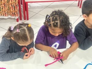 Projeto Escola do Rio e Mar,Escola do Rio e Mar Balneário Camboriú,cultura quilombola em Balneário Camboriú,oficina de Abayomi,bonecas Abayomi,NEI Bom Sucesso,educação infantil em Balneário Camboriú,cultura afro-brasileira nas escolas,comunidade quilombola Morro do Boi,território quilombola Balneário Camboriú,educação ambiental BC,cultura local Balneário Camboriú,oficinas culturais para crianças,educação e cultura em BC,artesanato quilombola,identidade cultural,saberes tradicionais,cultura negra na educação infantil,Região Sul Balneário Camboriú