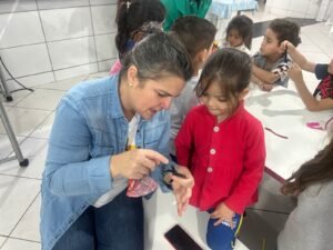 Projeto Escola do Rio e Mar,Escola do Rio e Mar Balneário Camboriú,cultura quilombola em Balneário Camboriú,oficina de Abayomi,bonecas Abayomi,NEI Bom Sucesso,educação infantil em Balneário Camboriú,cultura afro-brasileira nas escolas,comunidade quilombola Morro do Boi,território quilombola Balneário Camboriú,educação ambiental BC,cultura local Balneário Camboriú,oficinas culturais para crianças,educação e cultura em BC,artesanato quilombola,identidade cultural,saberes tradicionais,cultura negra na educação infantil,Região Sul Balneário Camboriú