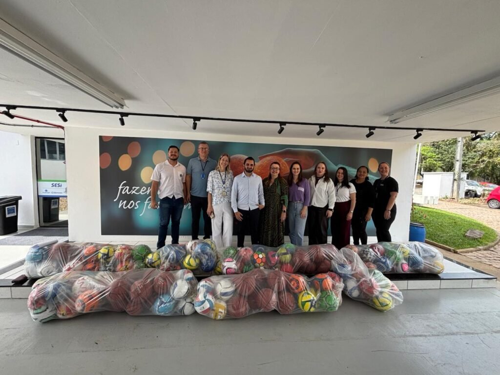 Campanha Tampinhas do Bem entrega bolas para crianças e adolescentes do Programa Novos Caminhos