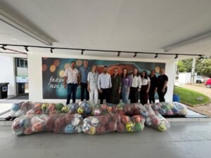 Campanha Tampinhas do Bem entrega bolas para crianças e adolescentes do Programa Novos Caminhos