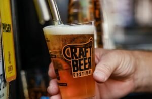 Craft Beer Festival 2026,Craft Beer Festival Florianópolis,festival de cerveja artesanal em Florianópolis,Craft Beer Festival na Lagoa da Conceição,evento na Lagoa da Conceição,festival em Florianópolis em outubro,programação de eventos em Florianópolis,cervejarias artesanais de Santa Catarina,mais de 150 rótulos de chope,festival gastronômico em Florianópolis,shows de bandas regionais,eventos gratuitos em Florianópolis,Praça Bento Silvério,turismo na Lagoa da Conceição,gastronomia em Florianópolis,festival com espaço kids,evento pet friendly em Florianópolis,ACIF Florianópolis,Viva a Lagoa,lazer em família em Florianópolis,cervejas sem álcool,cervejas sem glúten,gastronomia vegana e vegetariana,eventos em Santa Catarina