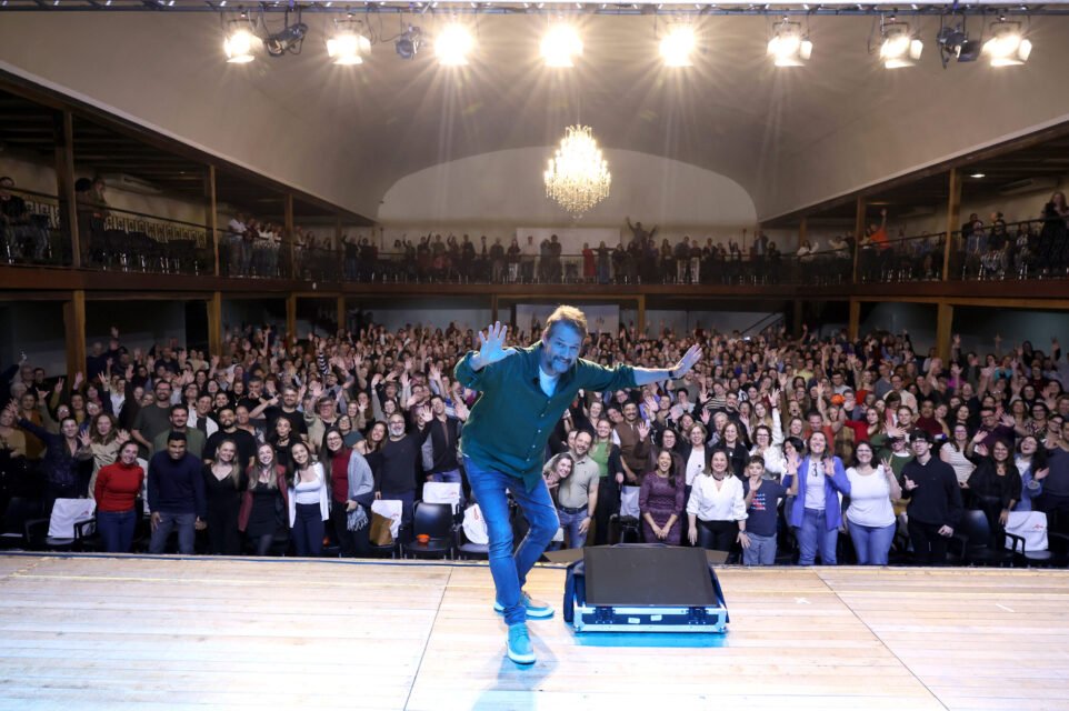 Apresentação de Marcelo Serrado em Joinville lota teatro e arrecada duas toneladas de alimentos