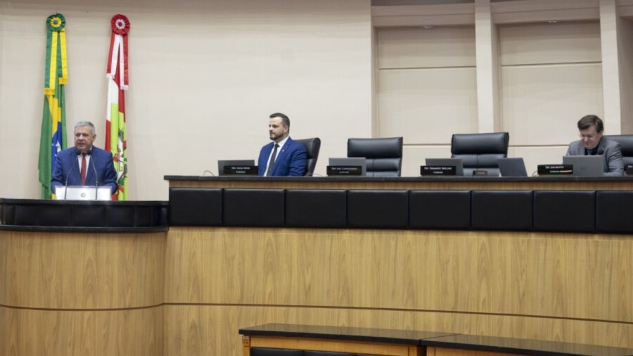 importância dos meteorologistas,importância dos professores,Alesc Santa Catarina,sessão plenária da Alesc,deputado Mário Motta,Dia do Meteorologista,Dia do Professor em Santa Catarina,Antonieta de Barros,história do Dia do Professor,educação em Santa Catarina,valorização dos professores,profissionais da meteorologia,prevenção de riscos climáticos,magistério catarinense,história da educação em SC,projeto de lei de Antonieta de Barros,Assembleia Legislativa de Santa Catarina,homenagem a professores e meteorologistas,profissões importantes para a sociedade