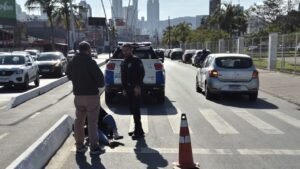 sinistro de trânsito em Balneário Camboriú,acidente entre carro e moto em Balneário Camboriú,colisão entre carro e motocicleta,Marginal Oeste Balneário Camboriú,acidente na Rua Corupá,atendimento a sinistro de trânsito,motociclista recebe atendimento,Agentes de Trânsito de Balneário Camboriú,Guarda Municipal de Balneário Camboriú,Resgate Litoral Sul,Honda CG 160 Titan,Citroën C3 Urban Trail,encaminhamento ao Pronto Atendimento da Barra,ocorrência de trânsito em Santa Catarina,segurança viária em Balneário Camboriú,atendimento pré-hospitalar,trânsito na Marginal Oeste