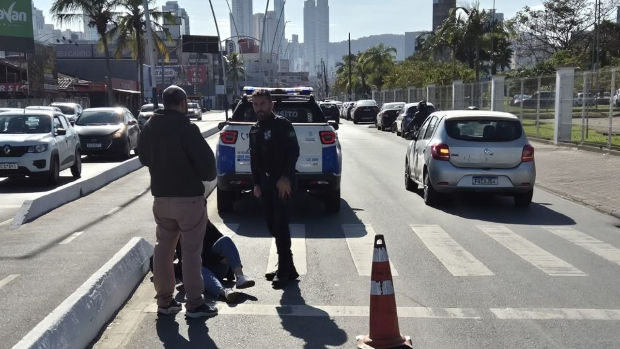 sinistro de trânsito em Balneário Camboriú,acidente entre carro e moto em Balneário Camboriú,colisão entre carro e motocicleta,Marginal Oeste Balneário Camboriú,acidente na Rua Corupá,atendimento a sinistro de trânsito,motociclista recebe atendimento,Agentes de Trânsito de Balneário Camboriú,Guarda Municipal de Balneário Camboriú,Resgate Litoral Sul,Honda CG 160 Titan,Citroën C3 Urban Trail,encaminhamento ao Pronto Atendimento da Barra,ocorrência de trânsito em Santa Catarina,segurança viária em Balneário Camboriú,atendimento pré-hospitalar,trânsito na Marginal Oeste