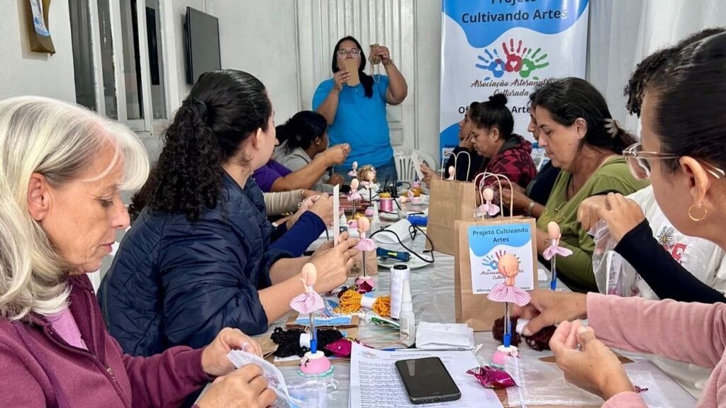 Projeto Culturada Itajaí,oficinas gratuitas de artesanato em Itajaí,cursos de artesanato gratuitos,oficinas de artesanato Cordeiros,artesanato em Itajaí,Projeto Culturada Formação e Fortalecimento do Artesanato,oficinas culturais em Itajaí,cursos gratuitos em Itajaí,pintura em tela,pintura em tecido,sabonete artesanal,bolsa de crochê,amigurumi,boneca de tecido,artesanato e geração de renda,formação cultural,acessibilidade cultural,intérprete de Libras,Associação Artesanatos Culturada