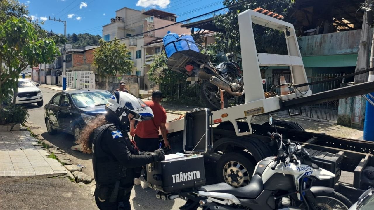 motocicleta removida,motocicleta na contramão,licenciamento vencido,fiscalização de trânsito,agentes de trânsito,Honda CG 160 Fan,multas de trânsito,débitos de motocicleta,veículo removido ao pátio,infração de trânsito,segurança viária,abordagem de trânsito,trânsito irregular,telefone 153,fiscalização de motocicletas,licenciamento de veículos,autuação de trânsito