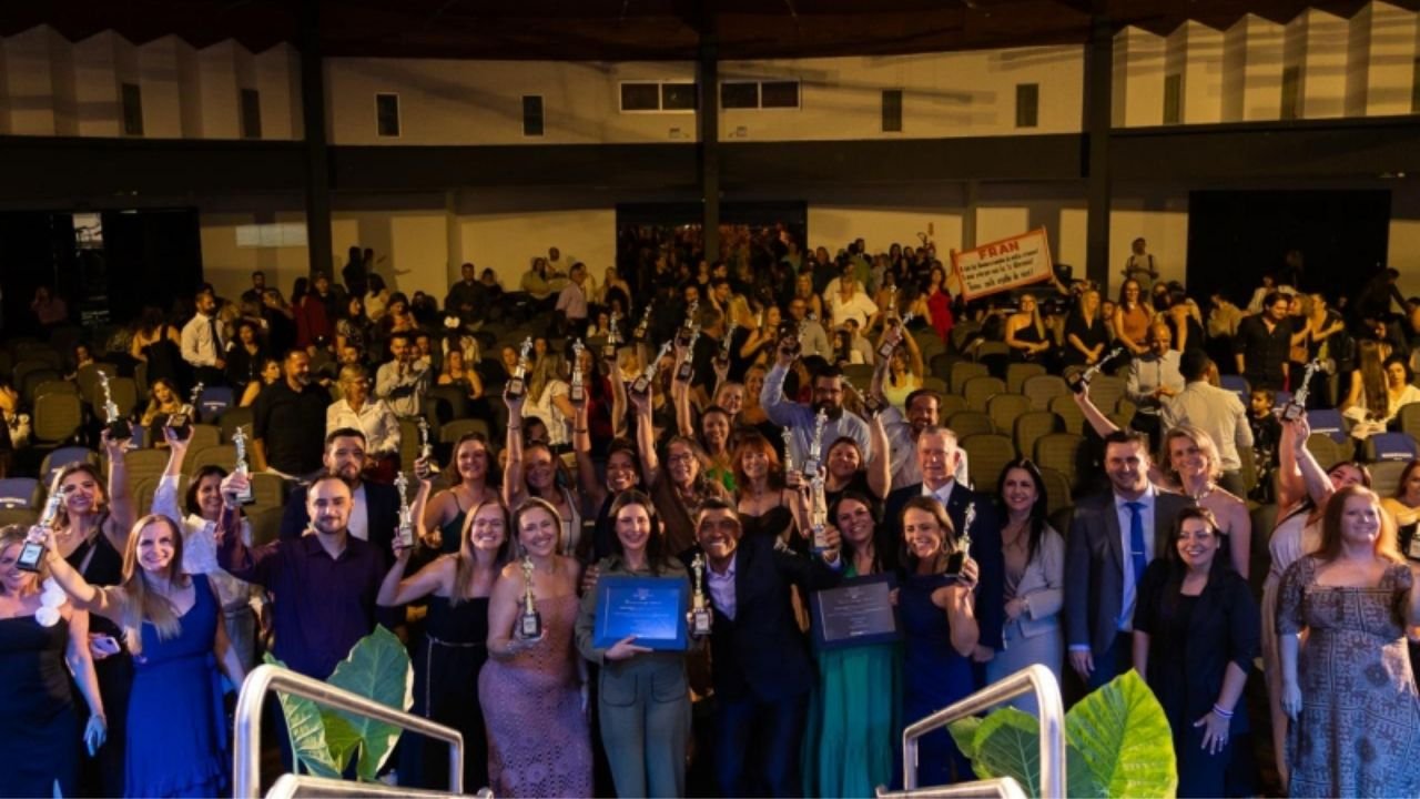 Prêmio Mérito Educacional 2026,Prêmio Mérito Educacional Itajaí,prêmio educação Itajaí,educação em Itajaí,Secretaria Municipal de Educação de Itajaí,educação municipal em Santa Catarina,valorização dos professores,reconhecimento de profissionais da educação,projetos pedagógicos,incentivo à leitura,formação de leitores,tema Ler é para todos,leitura na educação infantil,leitura no ensino fundamental,categorias do Prêmio Mérito Educacional,premiação educacional em Itajaí,Rede Municipal de Ensino de Itajaí,Teatro Adelaide Konder,Univali,transmissão Prêmio Mérito Educacional