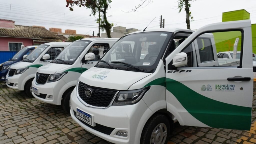 Prefeitura de Balneário Piçarras,Secretaria de Obras,equipamentos para obras,locação de equipamentos,infraestrutura de Balneário Piçarras,serviços públicos,manutenção urbana,obras públicas,equipe de pintura,abastecimento de veículos,esgoto e drenagem,drenagem urbana,saneamento,investimento em infraestrutura,equipamentos para obras públicas,serviços de manutenção,Governo Municipal