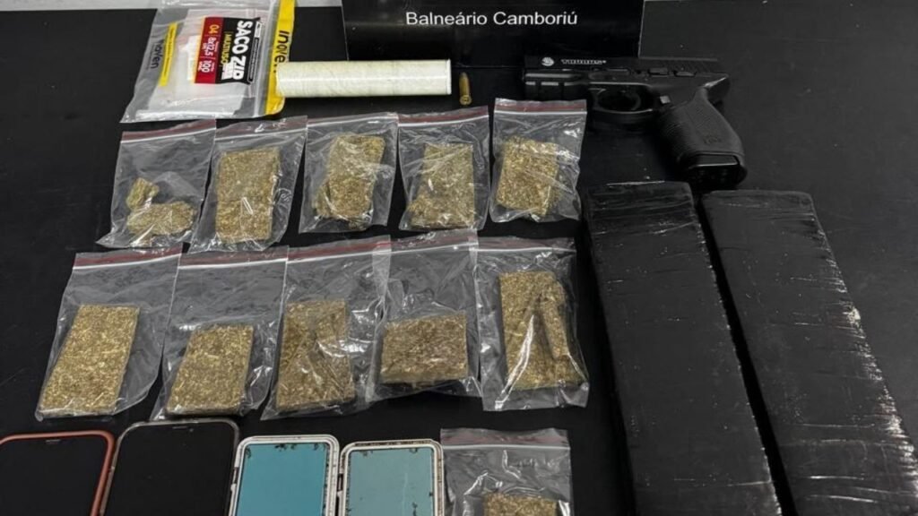 tráfico de drogas em Balneário Camboriú,homem preso por tráfico de drogas,apreensão de maconha em Balneário Camboriú,1,8 kg de maconha apreendidos,Polícia Militar de Santa Catarina,12º Batalhão de Polícia Militar,tráfico de drogas em Santa Catarina,apreensão de entorpecentes,homem preso no Jardim Iate Clube,ocorrência policial em Balneário Camboriú,drogas apreendidas em Santa Catarina,apreensão de simulacro de pistola,munição calibre .38 apreendida,balanças de precisão apreendidas,combate ao tráfico de drogas,operação policial em Balneário Camboriú,prisão por tráfico de entorpecentes