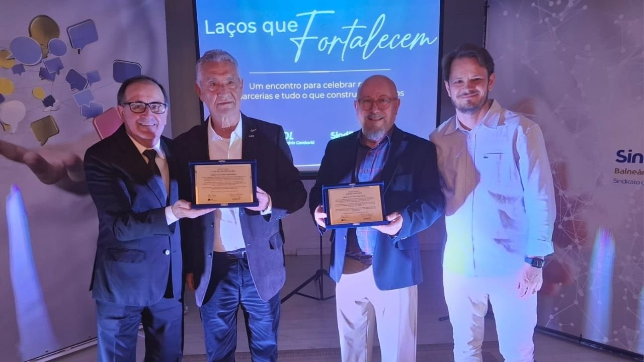 CDL Balneário Camboriú,Sindilojas Balneário Camboriú,homenagem a empresários,Luiz de Aquino Vieira,Hélio Dagnoni,sede própria CDL,sede do Sindilojas,Auditório Luiz de Aquino Vieira,Salão de Eventos Hélio Dagnoni,evento Laços que Fortalecem,associativismo empresarial,comércio de Balneário Camboriú,liderança empresarial,história do comércio catarinense,entidades empresariais de Santa Catarina,FCDL-SC,fortalecimento do comércio local,reconhecimento empresarial,setor empresarial de Balneário Camboriú