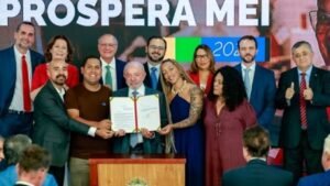 perdão de dívidas MEI,Prospera MEI,apoio financeiro para MEI,PixMEI até R$ 5 mil,aumento do teto do MEI,teto MEI R$ 140 mil,limite de faturamento MEI 2028,perdão de dívidas tributárias,dívidas MEI com a União,renegociação de dívidas bancárias MEI,Desenrola 3.0,compra de dívidas bancárias,crédito para microempreendedores,recursos não reembolsáveis para MEI,contratação de segundo funcionário MEI,MEI sem nota fiscal,dispensa de nota fiscal para pessoa física,nanoempreendedor sem CNPJ,medidas do governo para MEI,incentivo ao empreendedorismo,apoio aos pequenos negócios,reforma tributária para MEI,regularização de microempreendedores,Lula anuncia medidas para MEI