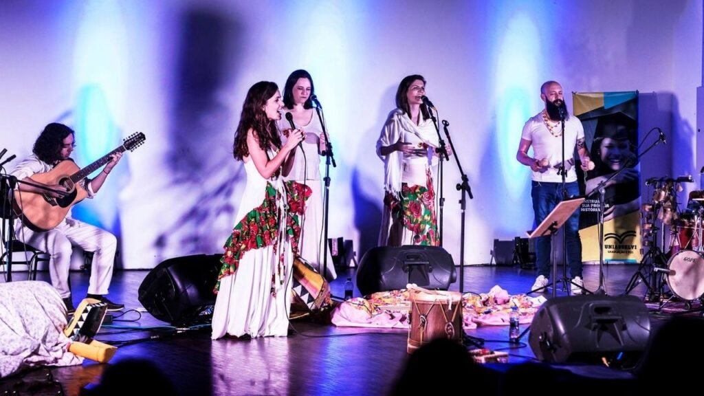 Boi de Mamão em Itajaí,Arnoldo Cueca,homenagens a Arnoldo Cueca,programação cultural gratuita em Itajaí,Vem ver nosso boi brincar,10 anos de homenagens,cultura popular catarinense,eventos culturais em Itajaí,espetáculos gratuitos em Itajaí,show musical em Itajaí,Cine-Memória Arnoldo Cueca,minidocumentário Arnoldo Cueca,tradição do Boi de Mamão,patrimônio cultural de Santa Catarina,atividades culturais para estudantes,mediação cultural em Itajaí,Jardineira Produções,programação cultural de outubro em Itajaí,eventos culturais em novembro em Itajaí,memória cultural de Itajaí,preservação da cultura popular,Univali Itajaí