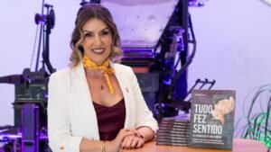Gisele Cândido Machado,Tudo Fez Sentido Do diagnóstico ao amor-próprio,livro sobre câncer de mama,câncer de mama triplo-negativo,instituto de apoio a mulheres com câncer,apoio psicológico gratuito,saúde mental de mulheres com câncer,Outubro Rosa,lançamento de livro em Florianópolis,jornalista Gisele Machado,direitos autorais para projeto social,acolhimento psicológico para pacientes,autoestima durante o tratamento do câncer,apoio emocional após o câncer,menopausa precoce,redes de apoio para mulheres,literatura autobiográfica,tratamento e remissão do câncer de mama,terapias integrativas