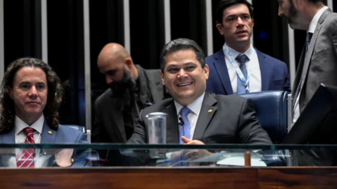 fim da escala 6x1,Senado aprova fim da escala 6x1,PEC da escala 6x1,jornada de trabalho de 40 horas,redução da jornada semanal,escala 5x2,mudança na jornada de trabalho,dois dias de descanso remunerado,direitos dos trabalhadores,jornada de trabalho no Brasil,PEC jornada de 40 horas,fim da escala 6x1 no Brasil,impacto da redução da jornada,salário sem redução,trabalhadores beneficiados pela escala 5x2,escala 6x1 em Santa Catarina,trabalhadores de Santa Catarina,escala 6x1 em São Paulo,redução da jornada de trabalho e produtividade,legislação trabalhista brasileira,proposta de emenda à Constituição,transição para jornada de 40 horas,descanso semanal remunerado,qualidade de vida dos trabalhadores,jornada de trabalho no comércio,redução da jornada na indústria,escala 12x36,custo da redução da jornada