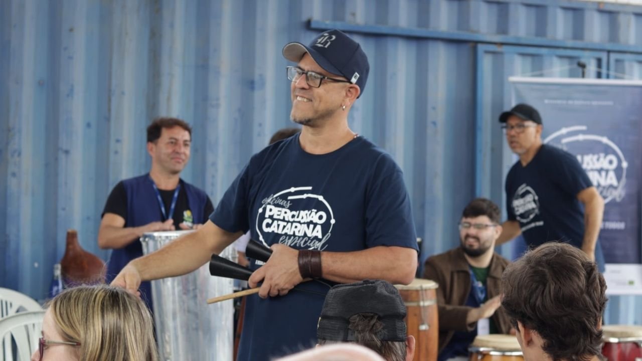 Percussão Catarina Especial,oficina de percussão em São Francisco do Sul,ritmos afro-brasileiros na APAE,oficina musical inclusiva,atividades para pessoas com deficiência,educação especial em Santa Catarina,música como ferramenta de inclusão,Luciano Candemil,oficina de música para estudantes da APAE,percussão afro-brasileira,projeto cultural em Santa Catarina,inclusão por meio da música,atividades musicais adaptadas,Ministério da Cultura Lei Rouanet,cultura e acessibilidade,projeto Percussão Catarina Especial em SC