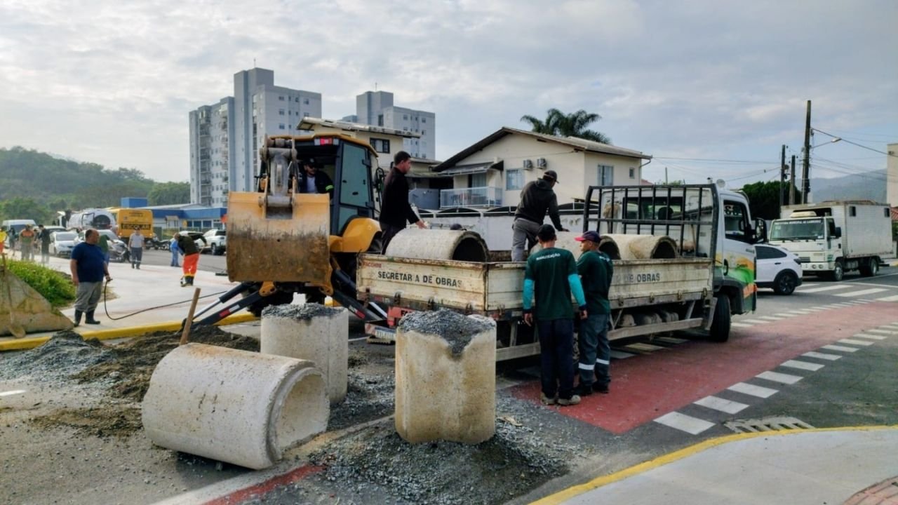 novo binário em Camboriú,Camboriú libera Rua José Bernardes Passos,trânsito em Camboriú hoje,binário da Rua Siqueira Campos,ponte da Rua Rio Amazonas,interdição parcial de ponte em Camboriú,alternativas de trânsito em Camboriú,mobilidade urbana em Camboriú,trânsito entre Rio Pequeno e Centro,manutenção da ponte em Camboriú,Demutran Camboriú,mudanças no trânsito em Camboriú,infraestrutura viária em Santa Catarina,Prefeitura de Camboriú trânsito,obras e manutenção viária em Camboriú
