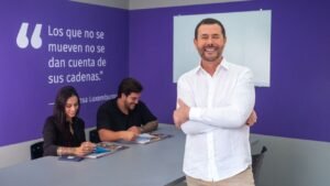 Reginaldo Kaeneêne novo livro,A História de quem decidiu viver,lançamento de livro em Balneário Camboriú,fundador da KNN Idiomas,livro sobre câncer e superação,câncer nas glândulas salivares,história de superação de empresário,tratamento de câncer e vida profissional,liderança empresarial e saúde,sucessão empresarial,trajetória de Reginaldo Kaeneêne,lançamento literário em Santa Catarina,Editora Quatro Ventos,livro sobre propósito e família,KNN Group,empreendedorismo brasileiro,evento na Livraria Catarinense