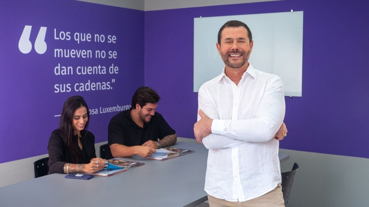 Reginaldo Kaeneêne novo livro,A História de quem decidiu viver,lançamento de livro em Balneário Camboriú,fundador da KNN Idiomas,livro sobre câncer e superação,câncer nas glândulas salivares,história de superação de empresário,tratamento de câncer e vida profissional,liderança empresarial e saúde,sucessão empresarial,trajetória de Reginaldo Kaeneêne,lançamento literário em Santa Catarina,Editora Quatro Ventos,livro sobre propósito e família,KNN Group,empreendedorismo brasileiro,evento na Livraria Catarinense