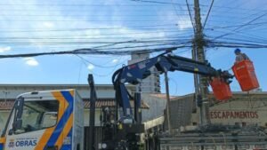 retirada de fios em Itajaí,mutirão de retirada de cabos,fios inutilizados em Itajaí,11,5 toneladas de cabos recolhidos,Rua Silva Itajaí,retirada de fios no Centro de Itajaí,Prefeitura de Itajaí,Celesc Itajaí,reordenamento de cabos,segurança de pedestres e motoristas,reciclagem de cabos,reaproveitamento de metais,reciclagem industrial,poluição visual urbana,manutenção da rede de telecomunicações,sustentabilidade em Itajaí