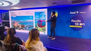 Balneário Camboriú promove turismo no Recife,promoção turística de Balneário Camboriú,Recife Tá On,evento da Azul Viagens,agentes e operadores de viagens,turismo em Balneário Camboriú,divulgação de destinos turísticos,Secretaria de Turismo de Balneário Camboriú,mercado nacional de turismo,capacitação de agentes de viagens,pacotes turísticos para Balneário Camboriú,Viva o Natal BC 2026,Natal em Balneário Camboriú,revista de bordo da Azul,Azul Linhas Aéreas,promoção turística em Pernambuco,turismo em Santa Catarina,estratégia de marketing turístico,calendário de eventos de Balneário Camboriú,divulgação de destinos brasileiros