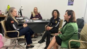 prevenção à violência contra a mulher,Balneário Camboriú,Operação Mulher Segura 2026,combate à violência contra a mulher,prevenção ao feminicídio,Polícia Civil de Santa Catarina,delegacias especializadas,DPCAMI,Casa da Família,políticas públicas para as mulheres,rede de proteção às mulheres,relacionamentos abusivos,violência psicológica,violência moral,violência patrimonial,grupos reflexivos para homens,enfrentamento à violência de gênero,conscientização sobre violência contra a mulher,acolhimento e proteção às mulheres