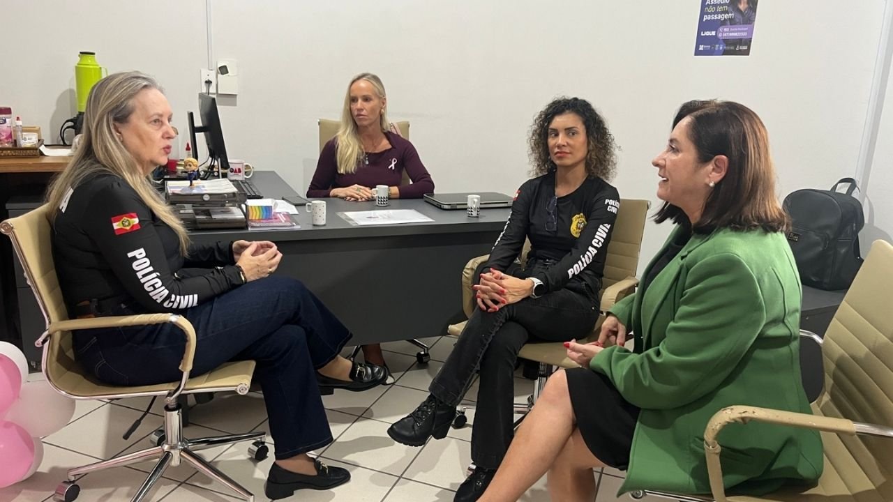 prevenção à violência contra a mulher,Balneário Camboriú,Operação Mulher Segura 2026,combate à violência contra a mulher,prevenção ao feminicídio,Polícia Civil de Santa Catarina,delegacias especializadas,DPCAMI,Casa da Família,políticas públicas para as mulheres,rede de proteção às mulheres,relacionamentos abusivos,violência psicológica,violência moral,violência patrimonial,grupos reflexivos para homens,enfrentamento à violência de gênero,conscientização sobre violência contra a mulher,acolhimento e proteção às mulheres