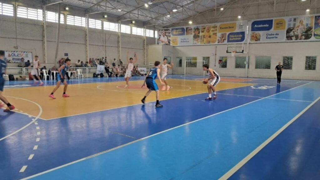 Itajaí na OLESC 2026,Olimpíada Estudantil Catarinense,resultados da OLESC,classificação de Itajaí na OLESC,vôlei de praia masculino,handebol masculino de Itajaí,basquete masculino de Itajaí,classificação para as quartas de final,classificação para as oitavas de final,vôlei de praia em Santa Catarina,handebol escolar catarinense,basquete escolar,ciclismo BMX na OLESC,atletas de Itajaí,delegação esportiva de Itajaí,competições escolares de Santa Catarina,OLESC em Lages,esporte estudantil catarinense