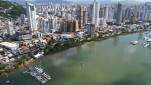 previsão do tempo em Itajaí,clima em Itajaí no fim de semana,queda de temperatura em Itajaí,previsão para sábado em Itajaí,previsão para domingo em Itajaí,mínimas de 10°C em Itajaí,temperaturas entre 10°C e 12°C,retorno do sol em Itajaí,massa de ar polar,massa de ar seco,chuva e trovoadas em Itajaí,previsão meteorológica em Santa Catarina,Defesa Civil de Itajaí,alertas meteorológicos,nevoeiro pela manhã,temperaturas acima de 25°C,clima no litoral catarinense,telefone da Defesa Civil 199